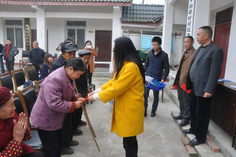 我公司領(lǐng)導(dǎo)向被幫扶對(duì)象捐贈(zèng)發(fā)放慰問金