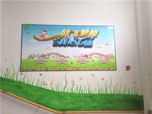 福利院內(nèi)張貼畫 (曾敉密 攝) 福利院內(nèi)張貼畫 (曾敉密 攝)